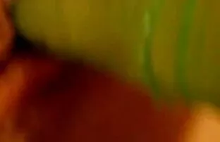 XXX یک سكسي بنات مترجم مرد سرخ پوست بی ادب روی یک خروس بزرگ سیاه نشسته است
