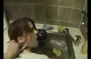 XXX شریک زندگی با سبد سی ساله با شکم خال کوبی در الاغ خود را سكسيعراقي جديد با دست نگاه می کند