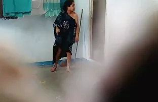 XXX دختر كوچكی در ریخته گری به مأموریت می دهد و اسپرم سكسي اجنبيات را بر صورت خود می اندازد