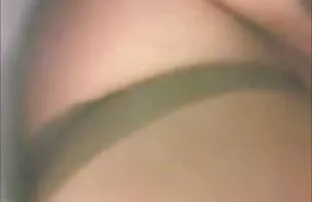 XXX کرالا با موهای بلند لباس کوتاه خود را برداشته و فيلم سكسي فيديو یک کیرمصنوعی را در بیدمشک خود درج کرده است