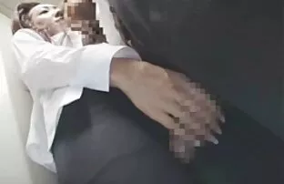 XXX سبزه جوان در سكسي كلاسيكي جوراب ساق بلند می شود و با تاکسی در می خورد