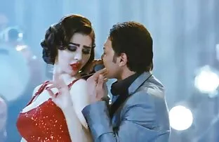 XXX یک مشتری با یک ماساژور عضلانی روی سحاقيات سكسي تخت پایه قرار می گیرد