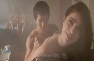 XXX MILF با موهای کوتاه عضوی از دوست پسرش را سكسي حوامل در پارک سوار می کند