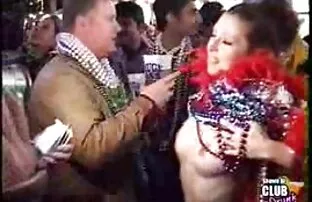 XXX یک دختر پلاستیکی روی رشته های بدون اقوه سكسي شورت و سینه بند می نشیند