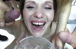 XXX خدمتکار در داستان سكسي ولما جمع آوری نفت با صاحب خواب در رختخواب