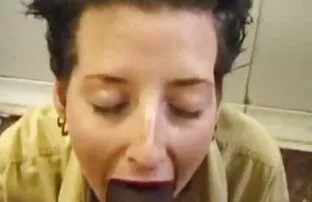 XXX مادر Busty با یک تیک خال خال خال از طریق سوراخ جوراب شلواری ، سكسي شقره ماسک زد
