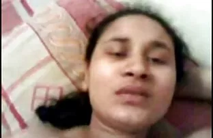 XXX لزبین سولاف سكسي ها گربه ها را لیس می زنند و یک کیرمصنوعی را روی مبل می گیرند