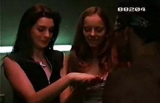 XXX جوجه کوچک با موهای رنگ شده سكسي حمام کلاه خود را لیس می زند