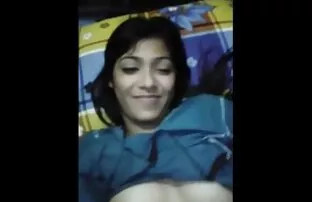 XXX دختری در ژاکت خاکستری جلوی یک وب کم را دوست فيديو سكسي نار دارد