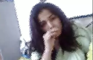 XXX مادر يوغا سكسي چاق من لباس حمام صورتی خود را برداشته و لباس خود را برافروخته است