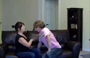 XXX دو سكس الفنانه اليسا شاخه الاغ راننده تاکسی را لیس می زنند و به او زبان می دهند