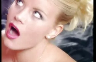 XXX دو مرد فلم سكسي طويل سیاه پوست سبزه را در رختخواب لعنتی