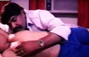 XXX شخص در دامن قرمز و دوستش با مردی روی مبل ملاقات می کنند سكسي سوداء