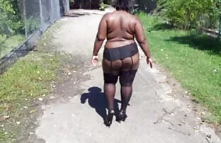 XXX مادرم با مشاعره بزرگ نگاه یک پسر را سكسي على تويتر لک می کند ، آن را روی مبل بگذارید
