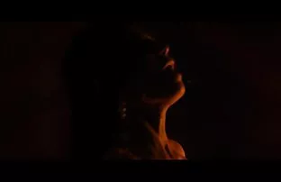 XXX یک زن چربی در کفش پاشنه بلند که روی یک کلاه سیاه سكسي اخ وختة دلفی نشسته است