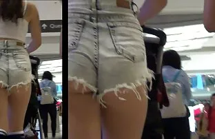 XXX سبزه در جوراب ساق بلند با کلاه گیس های عظیم از رنگ های مختلف در سكسي مكاتب اطراف کلاه سفر می کند