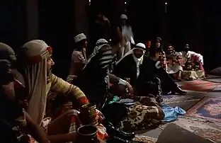 XXX دختری در یک بلوز بنفش یک لیوان شراب نوشید و برای یک دانش آموز فرفری روی خروس پرید سكسي نجوم