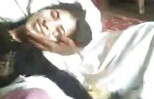 XXX پیرمرد دختر 18 مؤخرات سكسية ساله را در جوراب ساق بلند در گربه لعنتی
