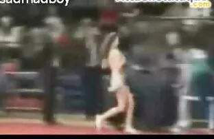 XXX یک ورزشکار باریک در نزدیکی یک پنجره در یک سوراخ فیدیوسکسی از یک مربی بدن سازی نوار چربی می گیرد
