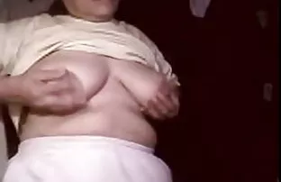 XXX واکر سكسي كارينا كيف پیچ و مهره را روی گونه یک سبزه نازک قرار داده و او را در زیر پوستی در هوای تازه فاک می کند