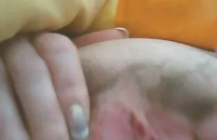 XXX سبزه برهنه به آرامی با Dildo سكسي امريكي قديم جلوی وب کم استمناء می کند