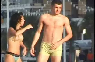 XXX تمیز کردن استخر یک دختر 19 ساله را به یک گربه سكسي زوجات بزرگ تبدیل می کند