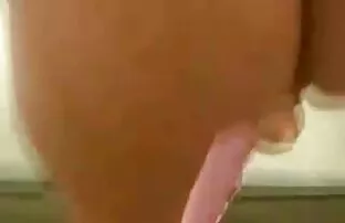 XXX یک خانه دار در یک مربع سفید آشپزخانه را تمیز می کند ، ران ها را سكسي 2 مسخره می کند