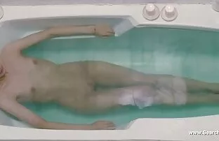 XXX دختر ساق بلند افلام سكسي مشاهده با گربه تراشیده الاغ مقابل جلوی وب کم می دهد