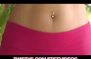 XXX جوجه گرم در حیاط موز را در کلاه سكسي واضح خود می شکافد