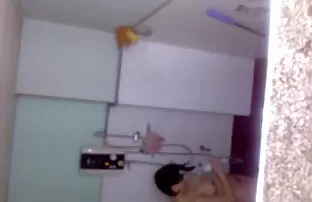 XXX سبزه روی فيلم سكسي كره اي میز گذاشت و یک خروس بزرگ را در کلاه صورتی خود پر کرد