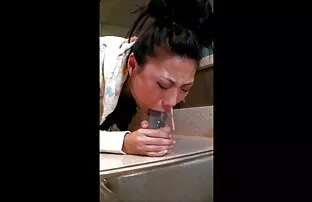 XXX دوست پسر یک دختر سكسي سميه الخشاب ناز آسیایی را در جوراب ساق بلند در یک تخته ژاکی سوار می کند