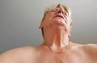 XXX زن بالغ با سینه های بزرگ ، فرد را بعد از زبان ماساژ سكسي رضع ديوس نمی دهد