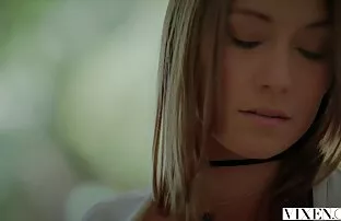 XXX گای به طور ایستاده ، دو دختر سكسي خادمه مقعد را در الاغ قرار می دهد