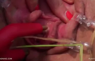 XXX یک زن سیاه پوست برهنه به خودش داد تا مردی طاس را روی سكسي عراقي طالبات میز بکشد