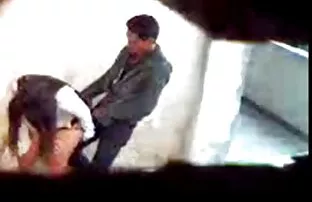 XXX مردی یک سبزه مواقع سكسي مجاني شهوت انگیز را روی مبل می ریزد