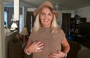 XXX همسایه پوشش بالغ MILF را لگد می سكسي في السياره زند