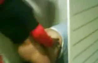 XXX در حاشیه مبل ، مرد بلوند دوستانه در سكسي قطار یک تنه شنا سیاه مشکی پاره شد