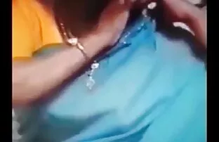 XXX Cutie الاغ خود را افلام سكسي مباشر با یک dildo بزرگ روی یک مبل سفید در مقابل یک وب کم استمناء می کند