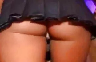 XXX یک منحرف بالغ بیش از 40 نفر در ملاء عام ، یک پیاده صاف سكسي طوبز در توچال را نشان می دهد