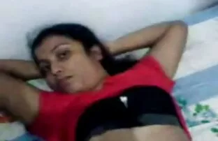 XXX زن جوان تمیز می کند و به دوست اجازه سكسي الاب والبنت می دهد تا زیر دامن خود نگاه کند