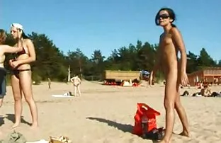 XXX یک بلوند با یک بند چانه نرم رومانسي سكسي روی صورت یک جوان نشست