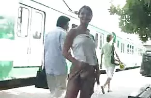 XXX یک کلاهک انيميشن سكسي کامل در یک شلاق نشسته روی صورت مرد با الاغ سلولیت