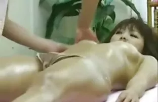 XXX جوجه Busty لذت بردن موطه سكسي از دوربین با dildo