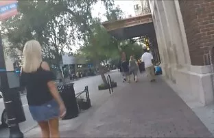 XXX سبزه سكسي بل باص برنزه شده با لوله کش روی مبل در مقعد لعنتی می شود